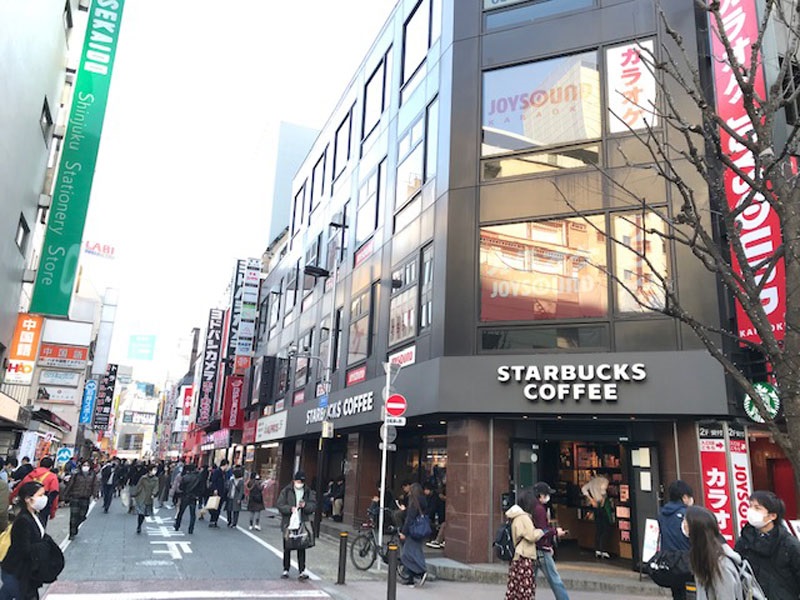 新宿駅西口から徒歩2分の距離で通勤後にも通いやすい立地。